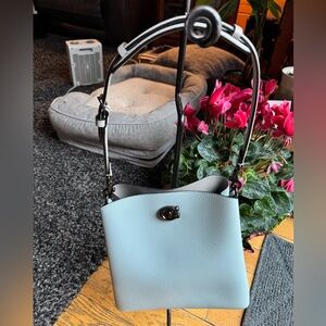Discover elegance with this stylish Coach Willow aqua/grey women’s bag.